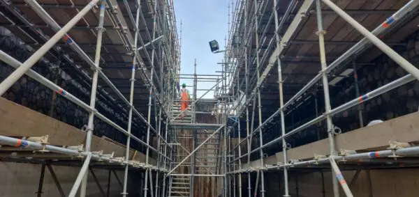 bouwconstructie met een werknemer