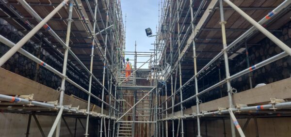 bouwconstructie met een werknemer